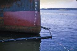 Detalj av "Esso Gothenburg" med oljelänsor.