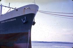 Detalj av "Esso Gothenburg" med yttre oljelänsa.