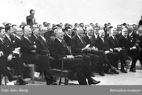 Kungainvigningen 16/6 1964. 
Fotograf Bengt Adin, Göteborg. Regi Hans Håkansson.
Invigningslokalen (Essos verkstad m.m.).
Stolen kommer från Norums kyrka.
Till höger om Kungen T.Dir. Marcus Wallenberg.