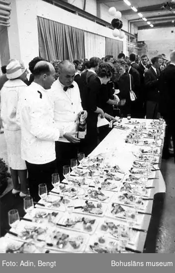 Kungainvigningen 16 juni 1964. 
Fotograf Bengt Adin, Göteborg. Regi Hans Håkansson.
Mat och champagne.