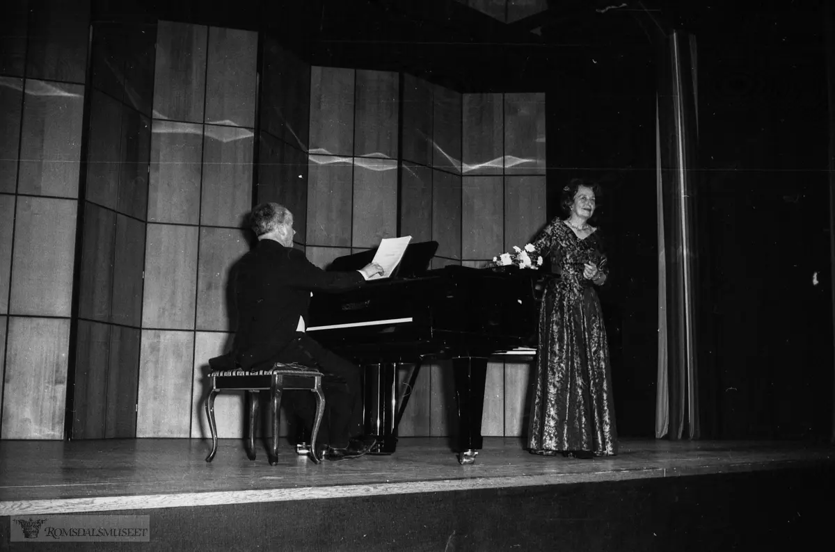 "oktober-november 1964"."Randi Helseth"."Orkesterforreninga" .Randi Helseth f.1905 i Oslo, d.1991 var en norsk sanger. Hun debuterte i 1934 som konsertsanger, og i 1938 som operasanger. Helseth var knyttet til Nationaltheatret, Den Nationale scene og Den norske opera, og opptrådte som solist både i Norge og i utlandet, blant annet USA. Hun var lærer for Solveig Kringlebotn