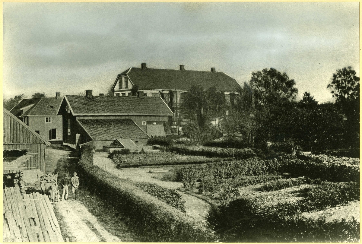 Fredrikstad, Vestsiden, Sentrum, Nygaardsgaten 7 (i bakgrunnen)  (Ny-Nygaard, senere Victoria Hotel). Hotellet brant i 1936, to mennesker mistet livet. På tomten oppført i 1938 boligblokk med restaurant Bjørnen i første etasje).