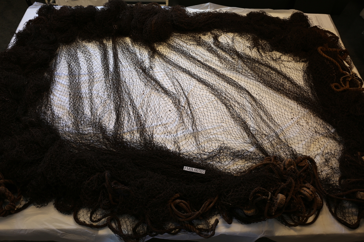 Garn for storsildfiske.  Flere av blysynkene mangler.