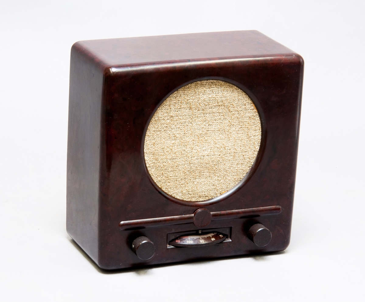 Nätansluten radiomottagare med inbyggd högtalare.
Lorenz DKE, C. Lorentz A.G. apparat nr 14159, nr 11715 märkt på undersida.