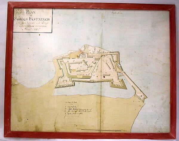 Kopia/reproduktion av plan över Varbergs fästning 1733. Planen är relativt enkel i sitt utförande. Man ser fästningen ovanifrån med byggnader och trädgårdsanläggning. Kartan är markerad från a till m och bokstävernas betydelse står på den nedre delen av kartan. Bland annat visar dessa bokstäver var kyrkan, corps de garde och mellersta valvet finns. I den nedre kanten finns en skalindelning. Kartan går i ljusa färger (blått, vitt, grönt). I det övre vänstra hörnet står följande: "PLAN AF WARBEGS FÄSTNINGH Som den befants wid Kongl. Commisionens harwarande Anno 1733". Inramad i rödmålad träram.