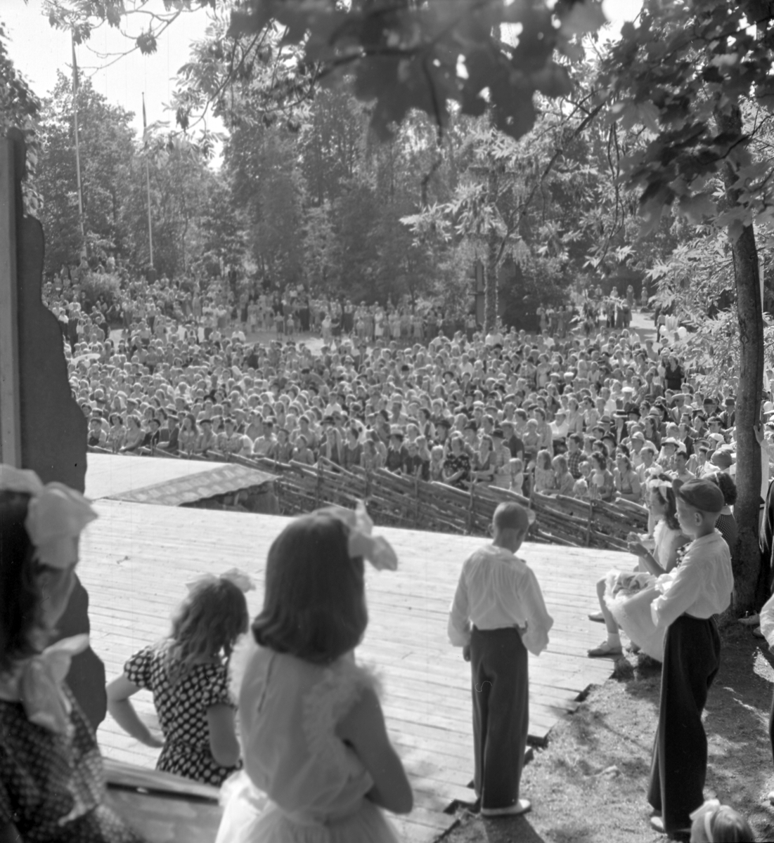 Furuvik

Furuviksparken invigdes pingstdagen 1936.
Folkdanslaget Furuviks Ungdomslag och Barnkabarén blev Furuviksbarnen.












