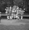 Furuviksparken invigdes pingstdagen 1936.

Folkdanslaget Furuviks Ungdomslag och Barnkabarén blev Furuviksbarnen

De medverkande