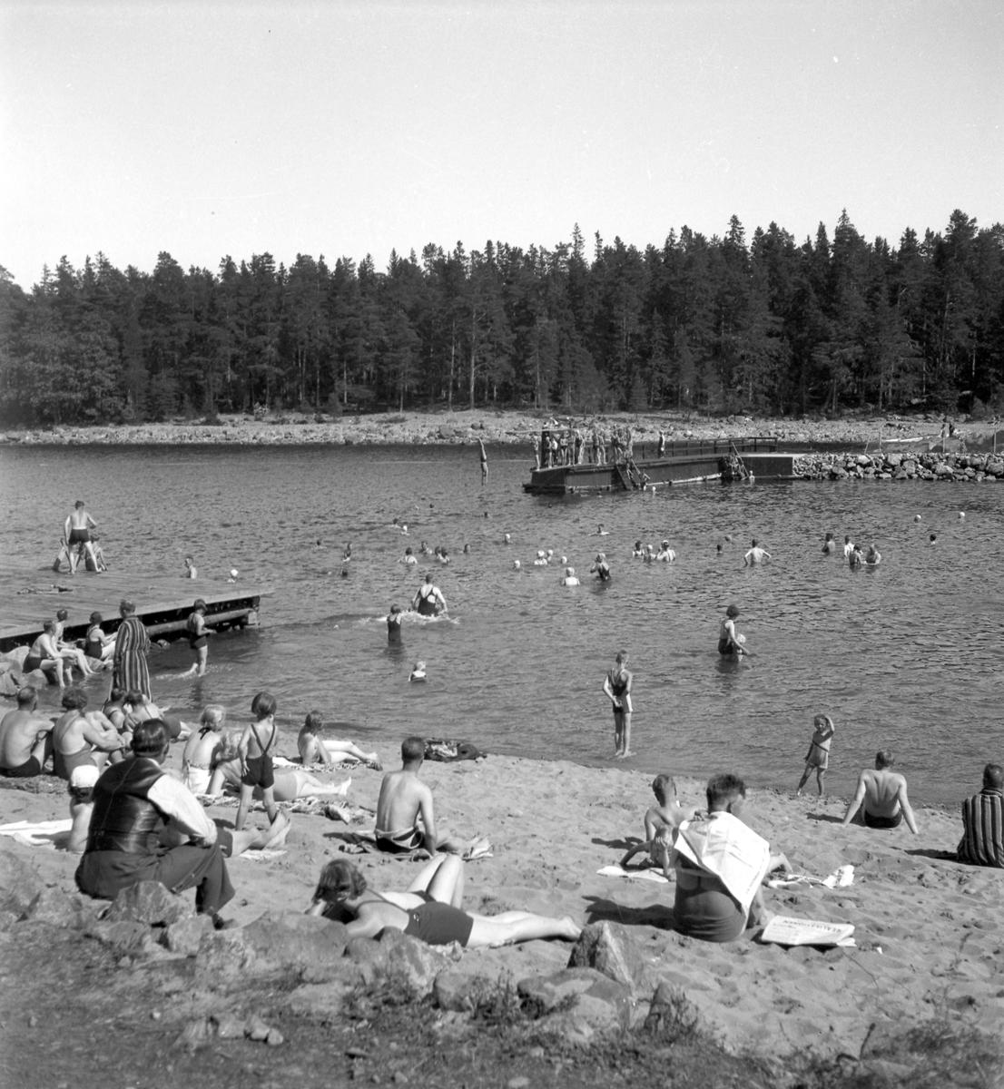 Furuviksparken invigdes pingstdagen 1936.

Nöjesfältet, badplatsen Sandvik och djurparken gjordes i ordning.

Badplatsen Sandvik

