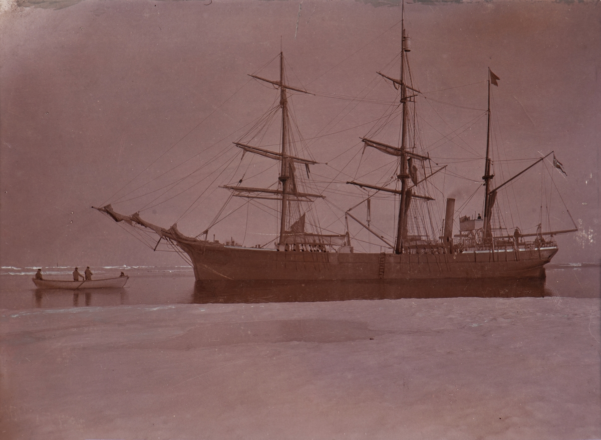 Ångbarkskeppet Antarctic till ankars. För över fyra män i livbåt.