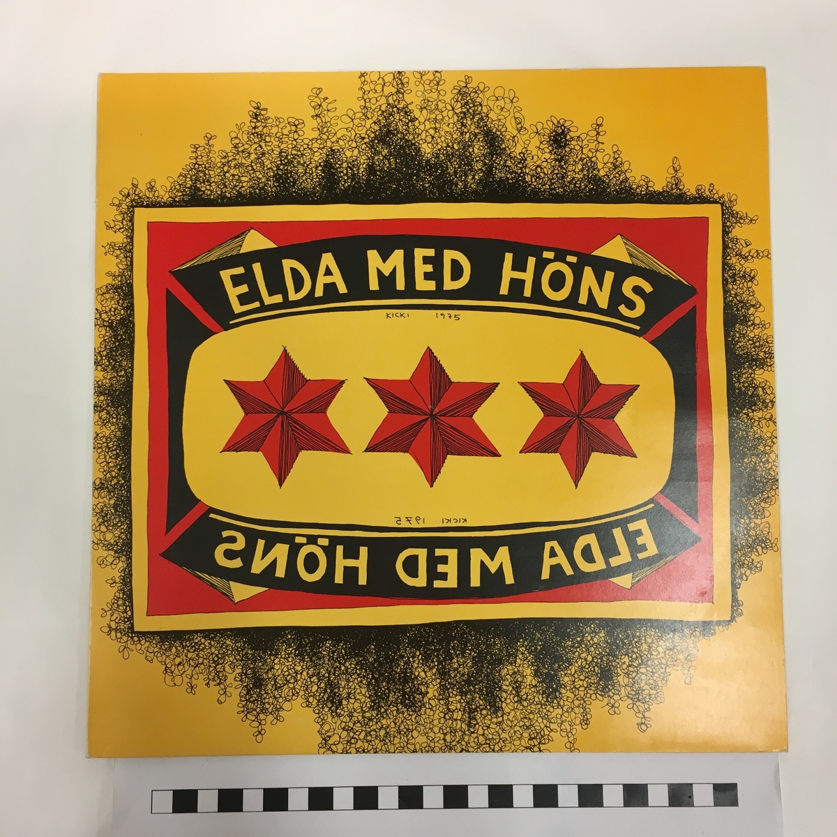 Tre stjärnor-logga
Three stars-logotype
Plagierad logotyp med texten utbytt till  "Elda med höns".