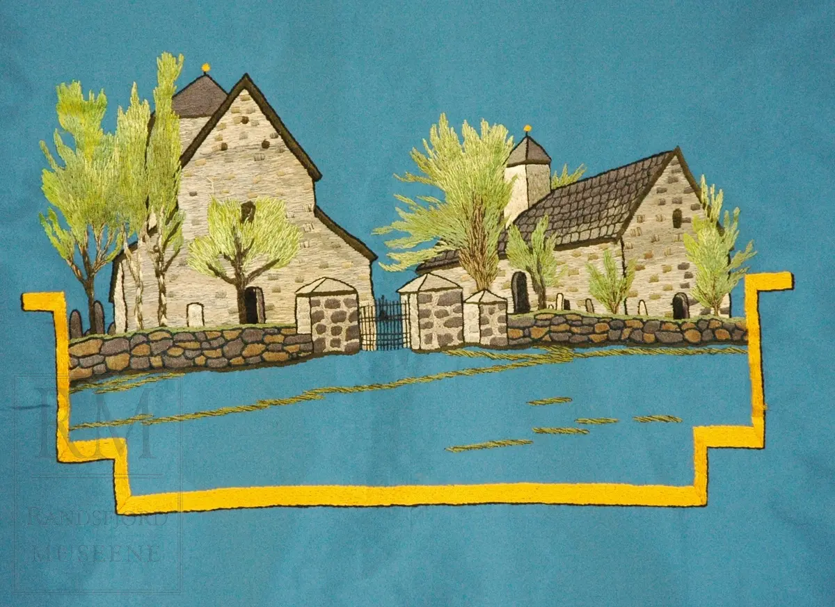 Fane; motiv og skrift på blå bunn. Skrift og possement i gull. Bæresele. Tre spyd. Brodert motiv på fremside: Utsikt fra Halvdanshaugen på Hadeland Folkemuseum, dynnasteinen i forgrunn, Tingalstad gamle kirke i bakgrunn. Bakside: Mariakirken og Nikolaikirken på Granavollen