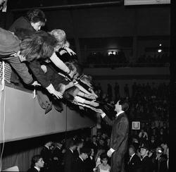 Joey Dee and the Starlighters frontman hälsar på publiken. K