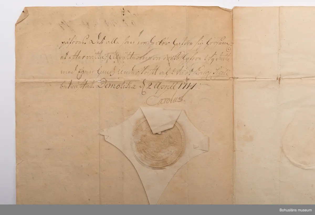 Dokument med karl XII:s egenhändiga namnteckning daterad "Demotika d. 20 Aprill 1714 Carolus".

Ur arkivförteckningen: Fullmakt för Petter Scheffer att vara landshövding i Södermanland, undertecknad av Karl XII i Demotica i Turkiet 2 april 1714.