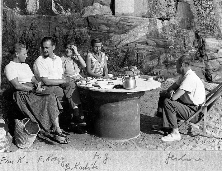 Enligt uppgift: "Eftermiddagskaffe vid tretiden omkring år 1954-1955. På bildens syns från vänster fru Koczy, Frans Koczy (forskare) och fru Berta Karlrik (forskare) och fru Nils Jerlov. Till höger Nils Jerlov".