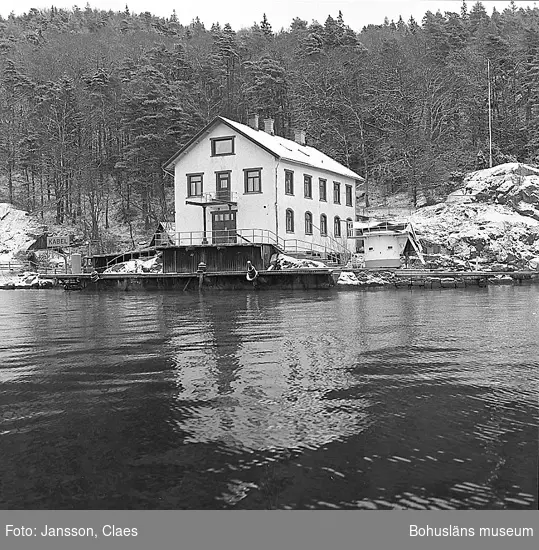 Enligt uppgift: "Bornö station från V och SV. Till höger om huvudbyggnad en dyktank, inköpt 1987, vilken användes för dykarutbildningen".