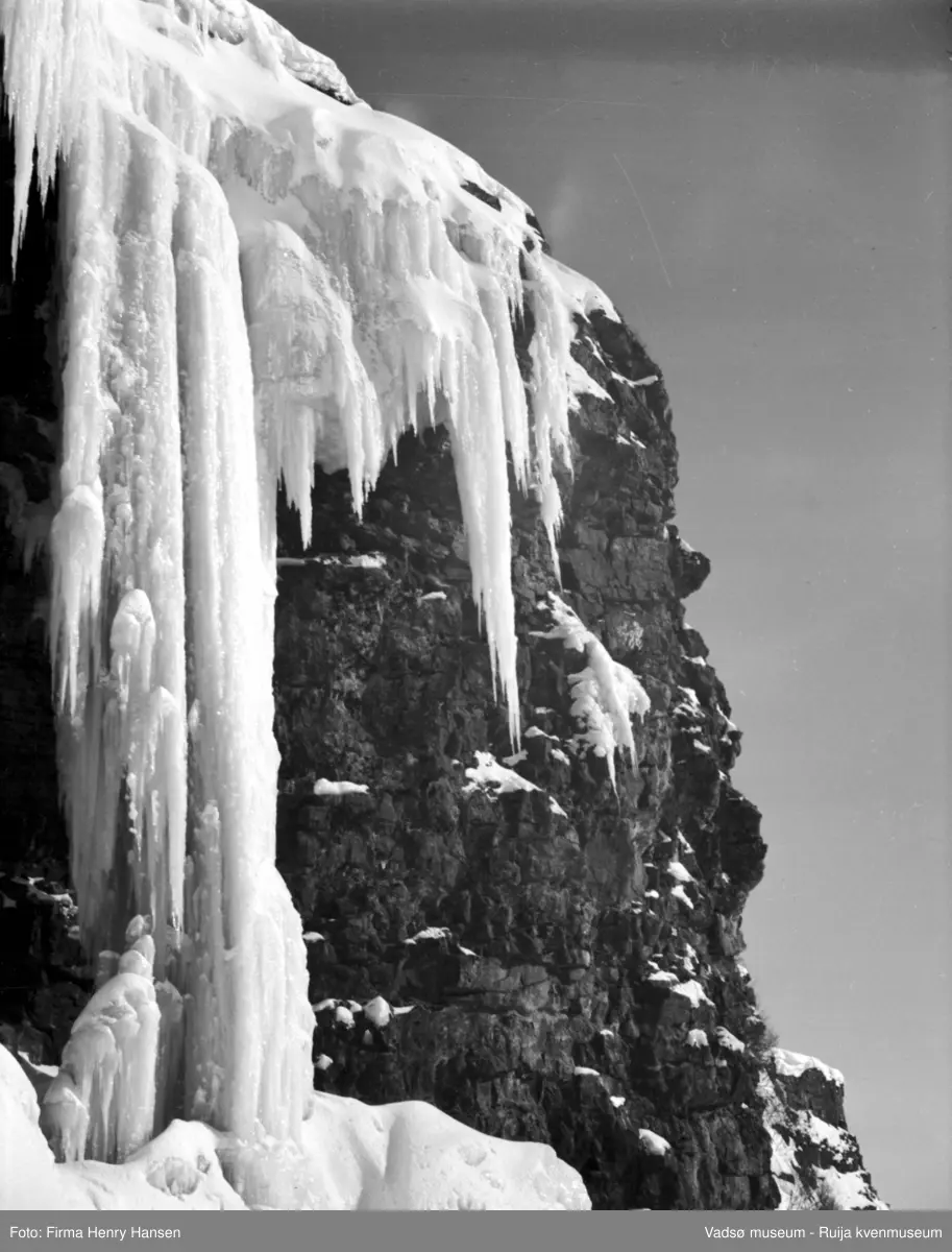 Vadsø mai 1951. Bildet er tatt i Tomaselvdalen, vest for Vadsø. Isporten.