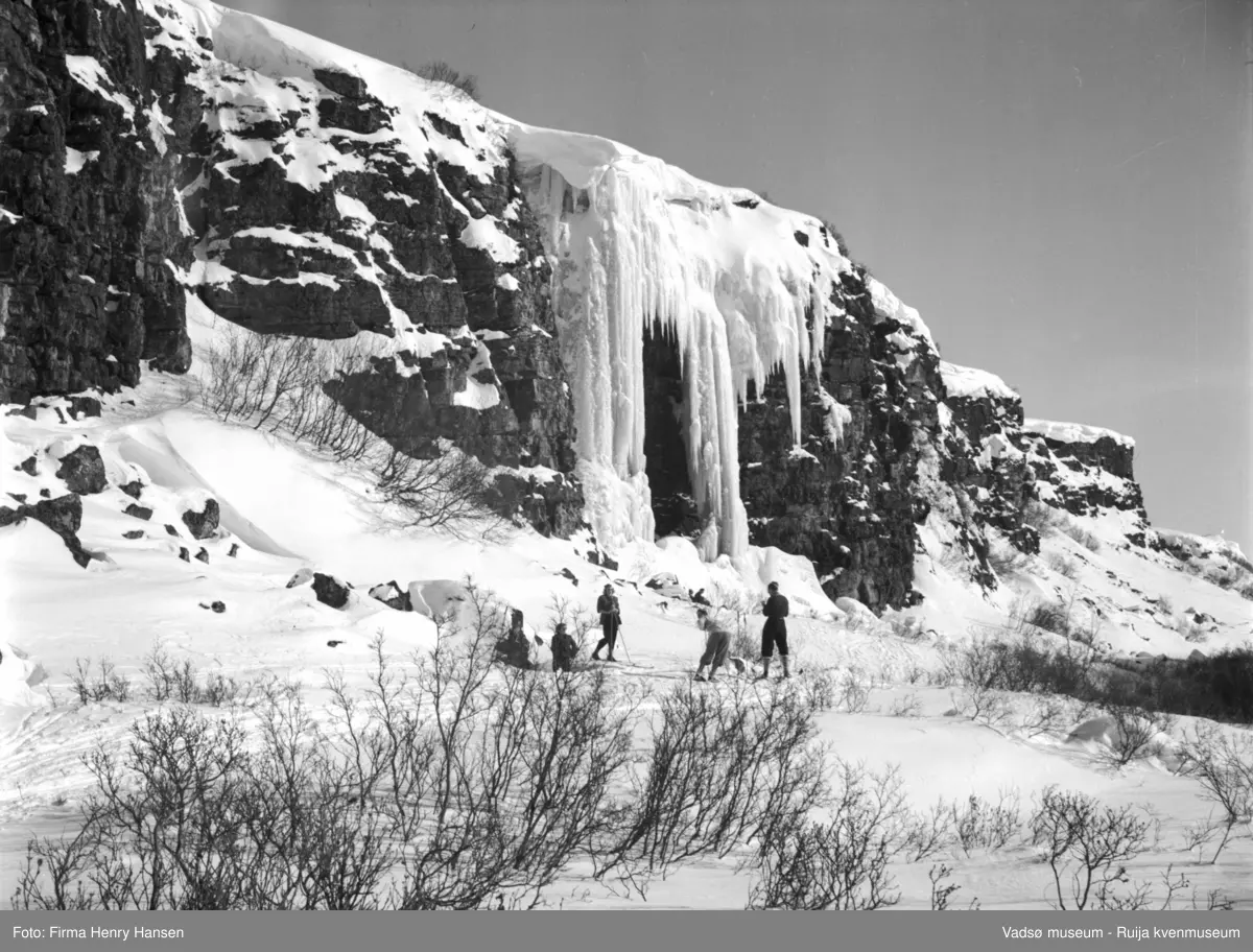 Vadsø mai 1951. Bildet er tatt i Tomaselvdalen, vest for Vadsø. Vi ser Isporten og flere skiløpere.