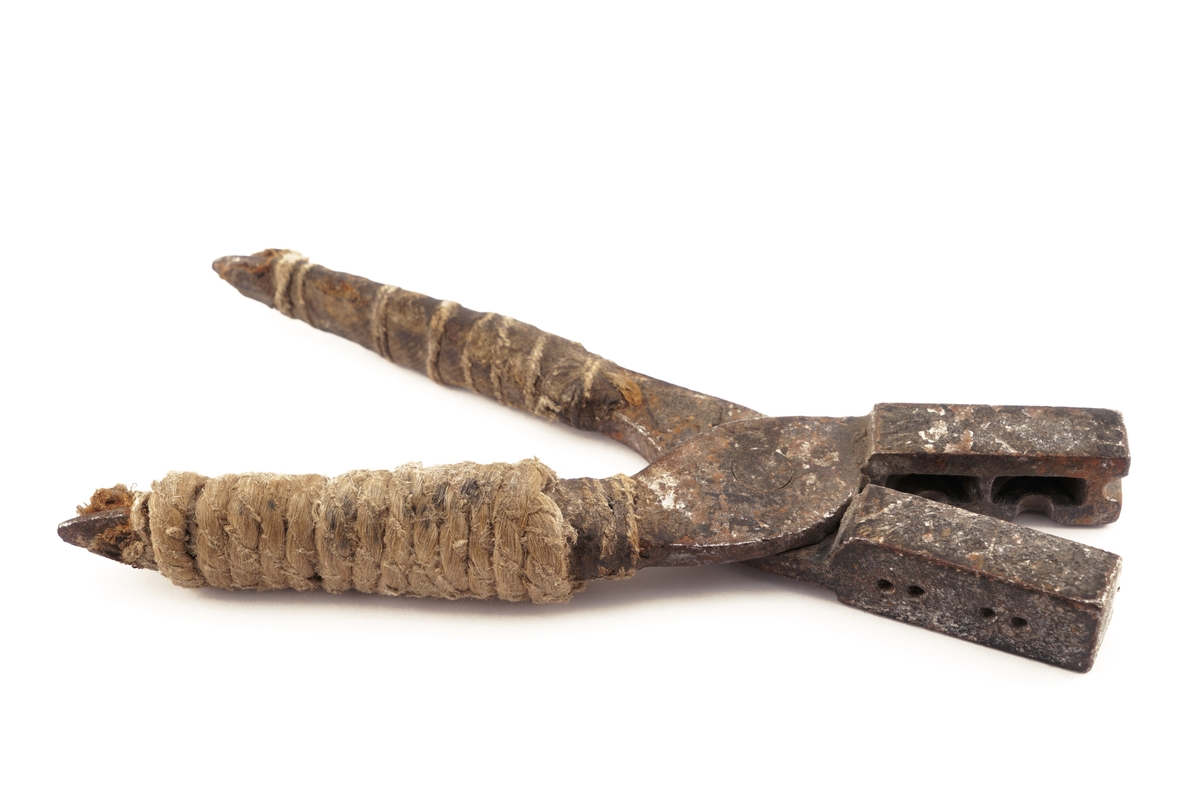 Plombestøpetang av metall, med påtvunnet hyssing, og/eller en form for duk.