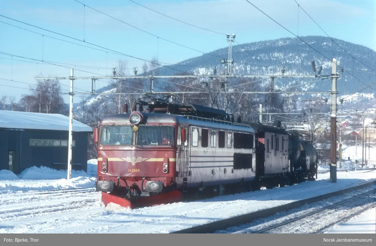 Elektrisk lokomotiv El 14 2189 med et kort godstog 5284 på Lillehammer stasjon