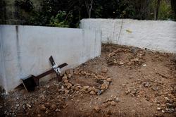 Gravar och ett omkullvält kors.