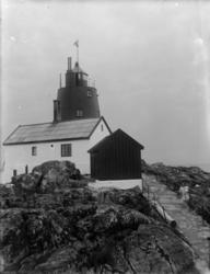 Røværholmen fyr med vaktarbustad
