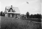 Roland, Alf, Ingemar och Marit Liljefors står på verandan till Svensgården, Leksand i Dalarna