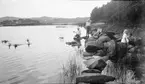 Roland, Alf, Ingemar och Marit Liljefors samt ytterligare en pojke leker bland stenar vid fjord, sannolikt i Stavanger, Norge