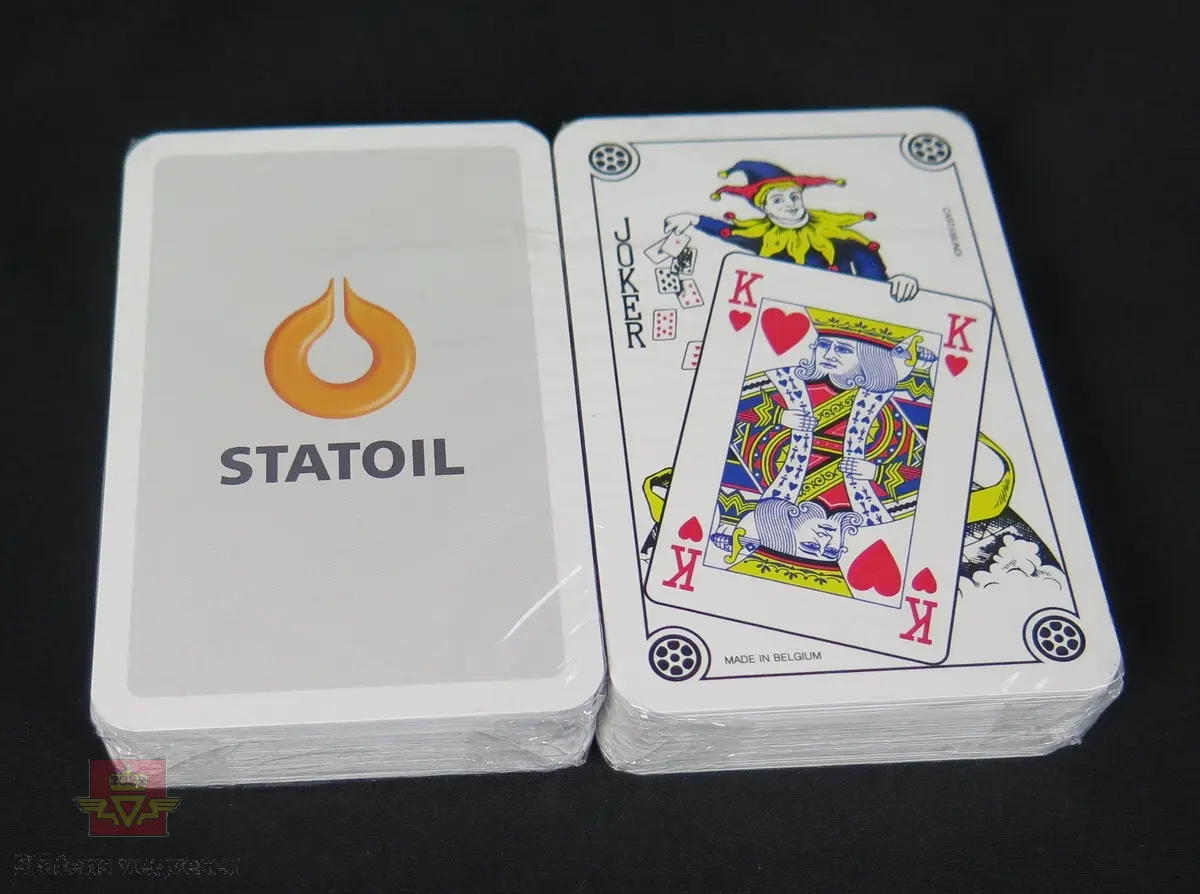 Korstokk, (den franske kortstokken), som består av 52 unike kort i fire forskjellige sorter: spar (♠), hjerter (♥), ruter (♦) og kløver (♣). I tillegg følger det med jokere. Det er to ulike farger, rød og svart, på hvit bunn. Hjerter og ruter er røde, mens kløver og spar er svarte. Baksiden har Statoil logo. Kortstokken er forseglet med plast. Kortene er rektangulære med avrundede hjørner.
Registreringen består av to like gjenstander, kun den ene er merket med museumsnummer.