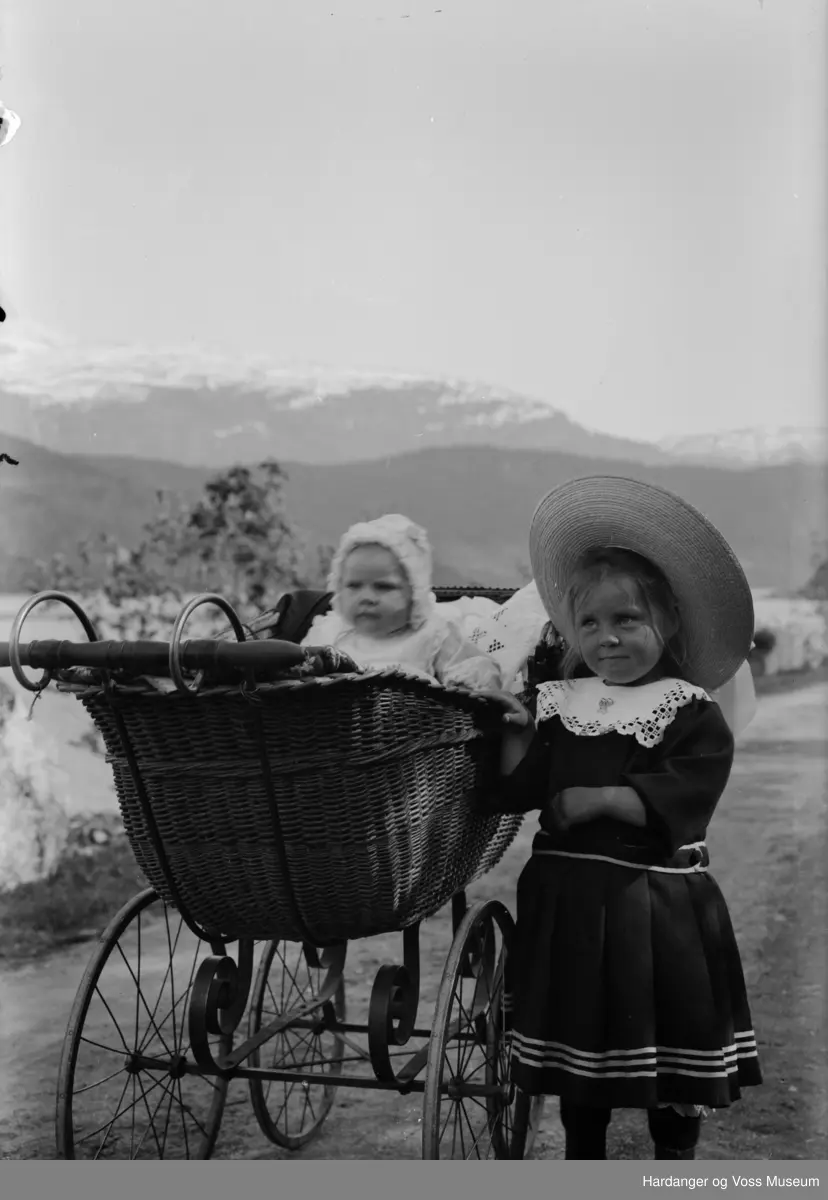 Barnevogn og to born