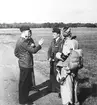 F6 Karlsborg 1946. Från vänster: Fanjunkare Wallerstedt, flygplansmontör Lindman, sergeant Schuberg samt en fänrik. Albumet är en del av en donation från Karl-Axel Hansson, Karlsborg. Förteckning över hela donationen finns i albumet samt som Word-dokument.