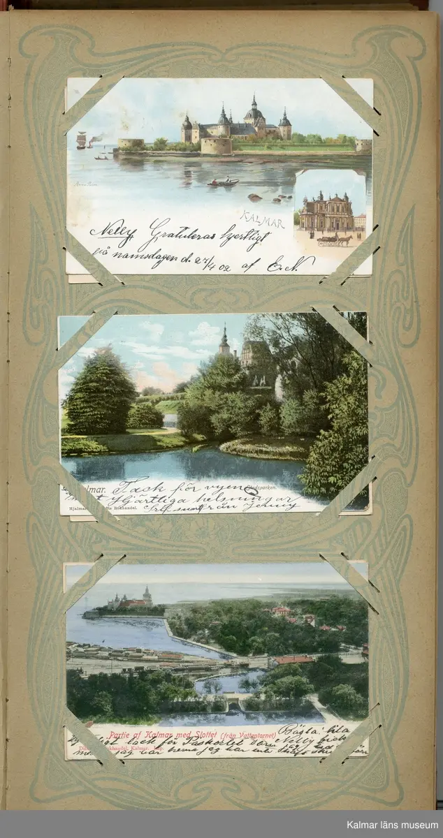 KLM 28542:1 Brevkortsalbum, av papper och kartong. Brunt med text och motiv på framsidan, Brefkorts Album samt bild med Stockholms slott och ångfartyg, däromkring den svensk-norska unionsflaggan, en kvist med bär, dekorelement som hänför sig till jugend. Datering, Jugend. Brevkort med olika motiv från städer och mindre orter, däribland Kalmar, men även från orter runt om i Sverige, några från USA. Olika folkdräktskort. Parkort med en dam och en herre, samt gratulationskort och helgkort. Har huvudsakligen tillkommit under åren 1902 till 1907.