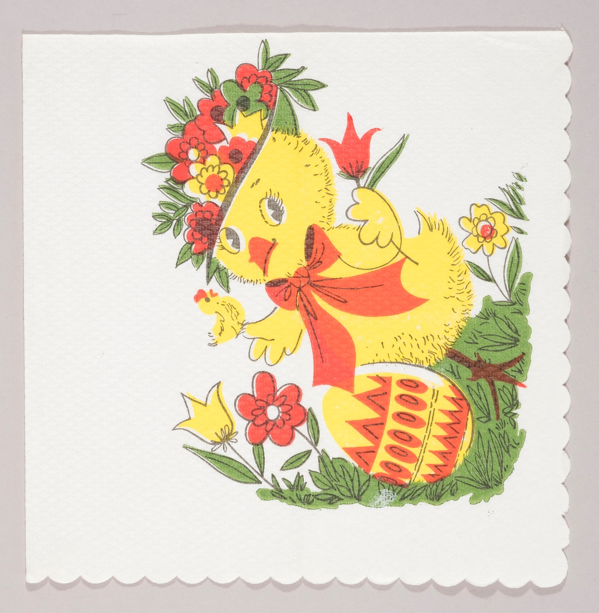 En kylling med blomsterhatt og sløyfe rundt halsen. I hendene har kyllingen en liten hønefigur og en blomst. Kyllingen står på en gresplen med blomster og et dekorert påskeegg.