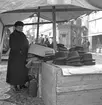 Försäljning av hattar på Trädgårdstorget i Linköping. Året är 1942.