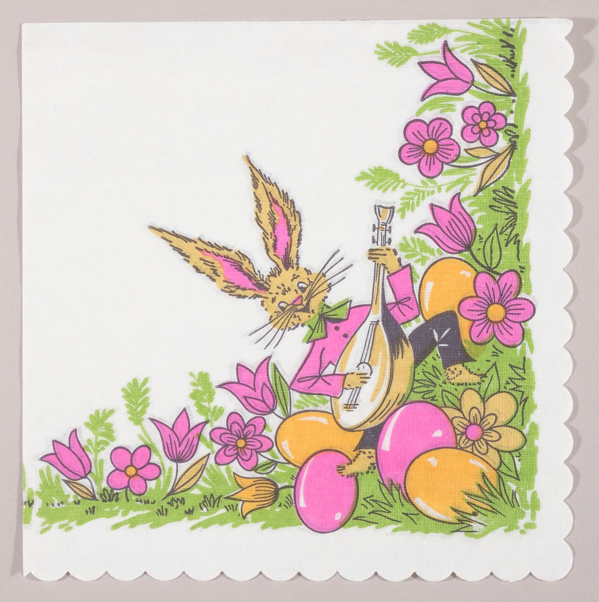 En påskehare med skjorte og sløyfe som spiller på en sitar i en blomstereng med rosa blomster og kulørte påskeegg.