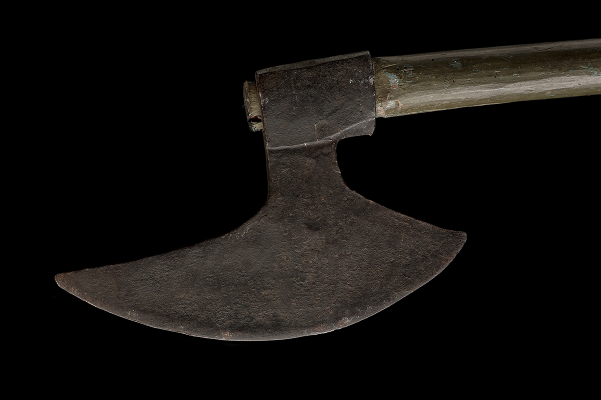 Änterbila av äldre modell. Av järn med skaft av trä, grönmålat.