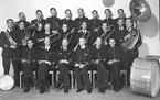 F6 Karlsborg 1947. Musikkåren. Sittande i mitten från vänster: Överste Hård, löjtnant Melin (dirigent). Albumet är en del av en donation från Karl-Axel Hansson, Karlsborg. Förteckning över hela donationen finns i albumet samt som Word-dokument.