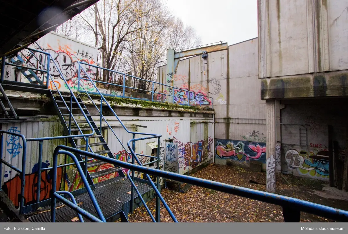 Graffiti på pappersbruket Papyrus fabriksområde i Forsåker, Mölndal, den 4/11 2014. Fotodokumentationen gjordes under perioden mellan pappersbrukets avveckling och områdets nyexploatering. Området var under denna tid populärt bland ungdomar som ville uttrycka sig konstnärligt med graffiti.