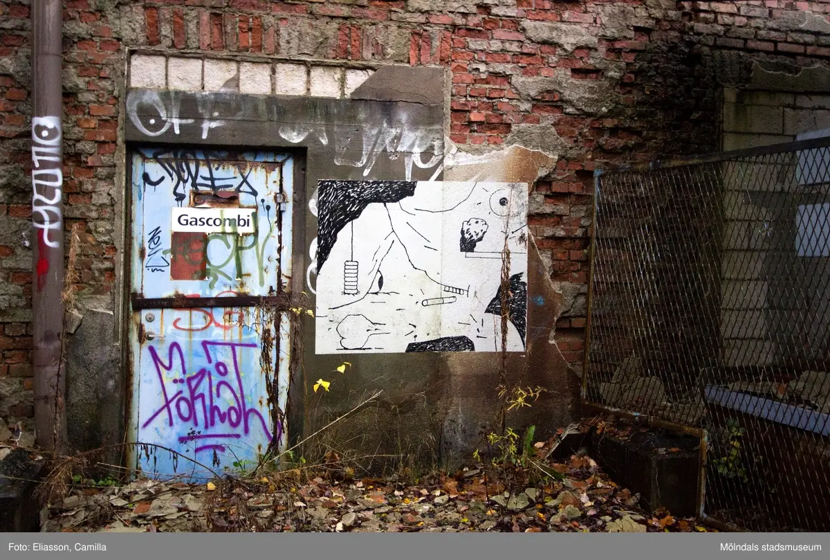 Graffiti på pappersbruket Papyrus fabriksområde i Forsåker, Mölndal, den 4/11 2014. Fotodokumentationen gjordes under perioden mellan pappersbrukets avveckling och områdets nyexploatering. Området var under denna tid populärt bland ungdomar som ville uttrycka sig konstnärligt med graffiti.
