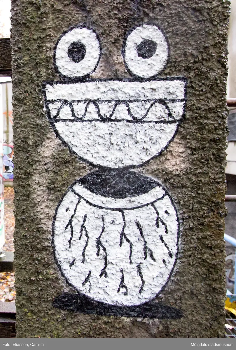 Graffiti på pappersbruket Papyrus fabriksområde i Forsåker, Mölndal, den 4/11 2014. Fotodokumentationen gjordes under perioden mellan pappersbrukets avveckling och områdets nyexploatering. Området var under denna tid populärt bland ungdomar som ville uttrycka sig konstnärligt med graffiti.