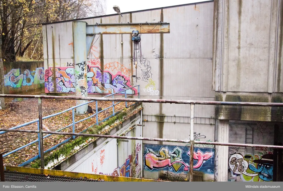 Graffiti på pappersbruket Papyrus fabriksområde i Forsåker, Mölndal, den 4/11 2014. Fotodokumentationen gjordes under perioden mellan pappersbrukets avveckling och områdets nyexploatering. Området var under denna tid populärt bland ungdomar som ville uttrycka sig konstnärligt med graffiti.