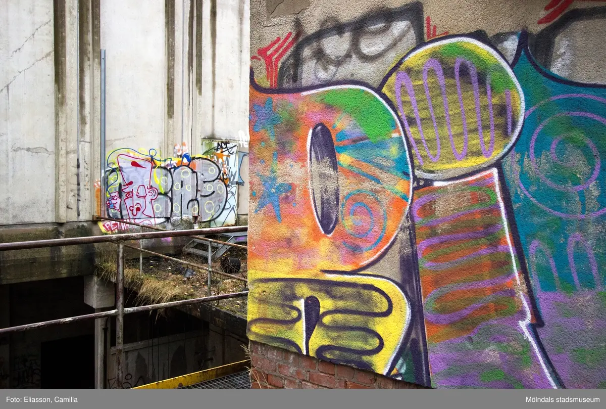 Graffiti på pappersbruket Papyrus fabriksområde i Forsåker, Mölndal, den 4/11 2014. Fotodokumentationen gjordes under perioden mellan pappersbrukets avveckling och områdets nyexploatering. Området var under denna tid populärt bland ungdomar som ville uttrycka sig konstnärligt med graffiti.