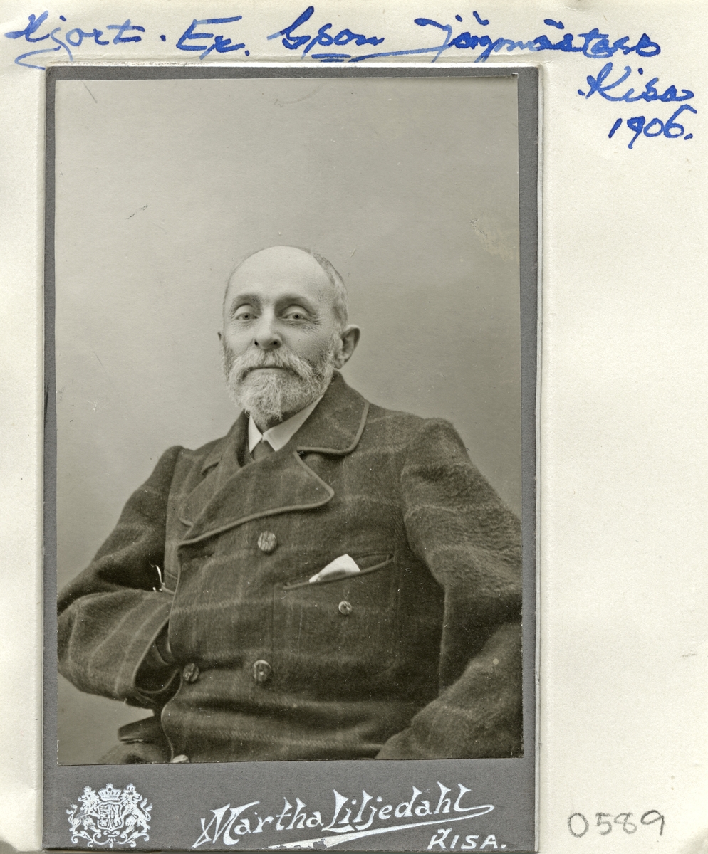 Porträtt av överjägmästare Eric Hjort 1906. Själv titulerade han sig oftast som Eric G:son Hjort, där mellannamnet avser patrinymikonet efter faderns förnamn, Georgsson. Gift 1866 med Tekla Emerantia Magnusson. Samma år kom makarna i besittning av Råstorp södergård i Kisa. Äktenskapet blev barnlöst, varefter de bjöd in fostersonen Hjalmar Axelsson i parets helgd. Fostersonen var emellertid efter dåtidens språkbruk sinnessvag, och kom att i perioder vistas vid Vadstena hospital. Efter sonens och makans bortgång 1909 repsektive 1911 flyttade Hjort till lägenheten Hjortslund på Råstorps ägor. Om inte förr började överjägmästaren nu köpa och insamla föremål från orten, vilket blev till ett museum. Efter Hjorts bortgång 1922 hölls auktion av samlingen som Östergötlands museum i konkurrens med bland andra Nordiska museet i Stockholm inropade omkring 2000 föremål.
