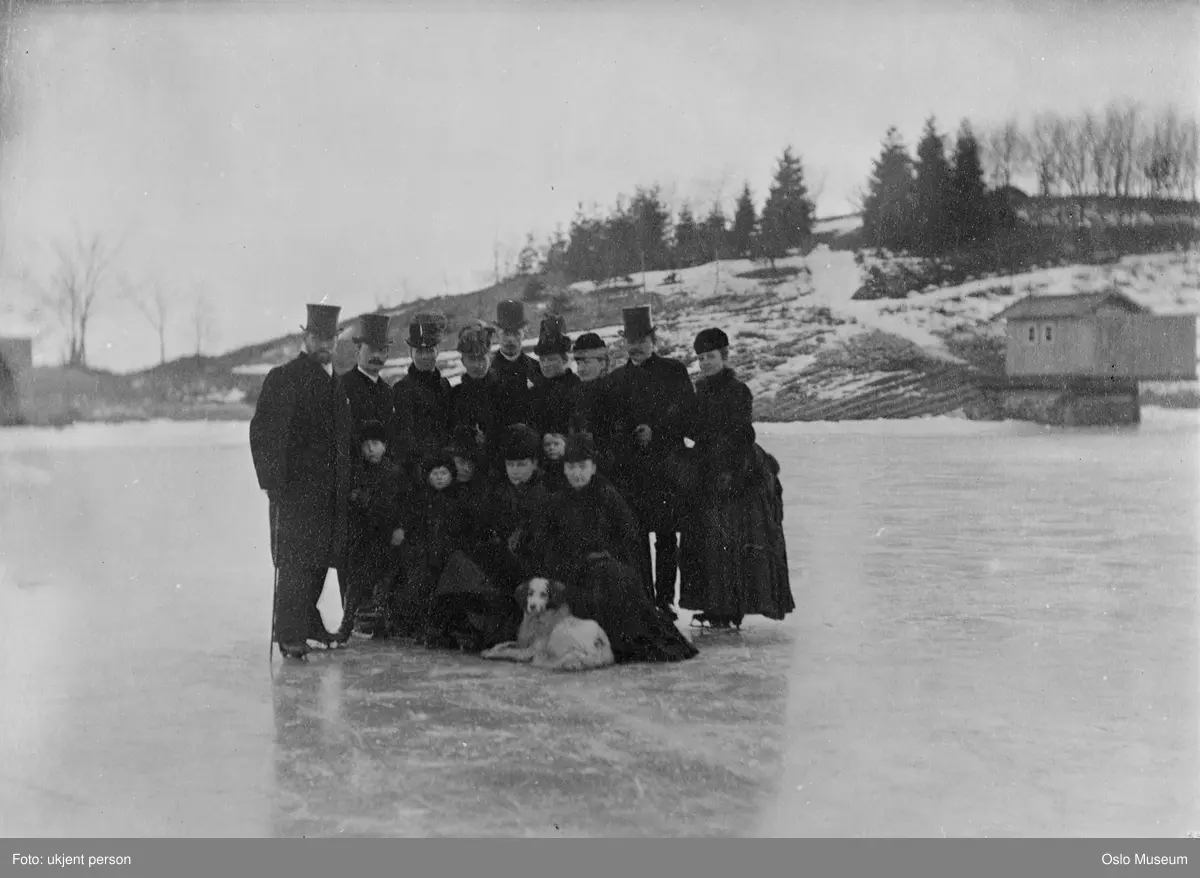 islagt fjord, menn, kvinner, skøyter, badehus