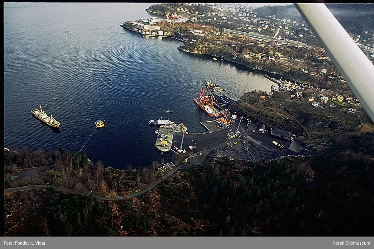 Flyfoto fra utbyggingen av NUIs nye base i Gravdal. I bakgrunnen ligger Gravdalsneset og Sjøkrigsskolen.