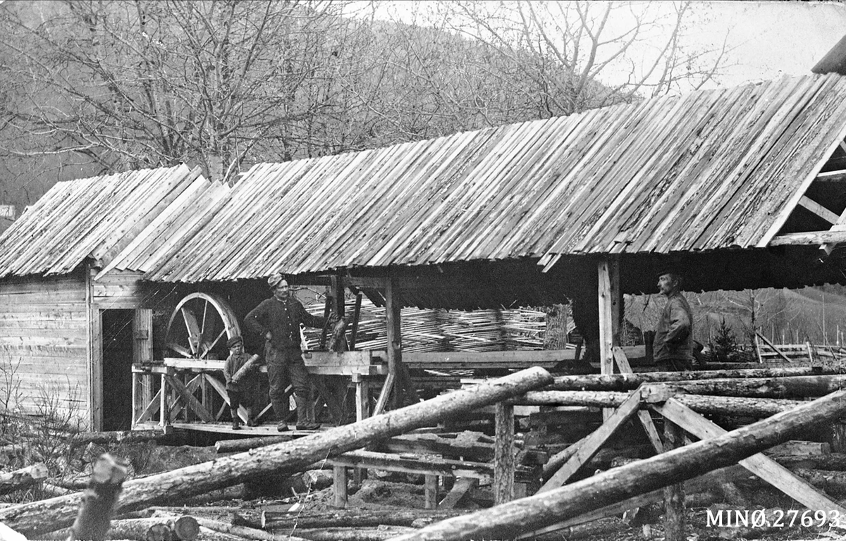 Hans og Anton Storrøsten står ved flishøvelen (Hans var født i 1907). Hvem er den lille gutten?