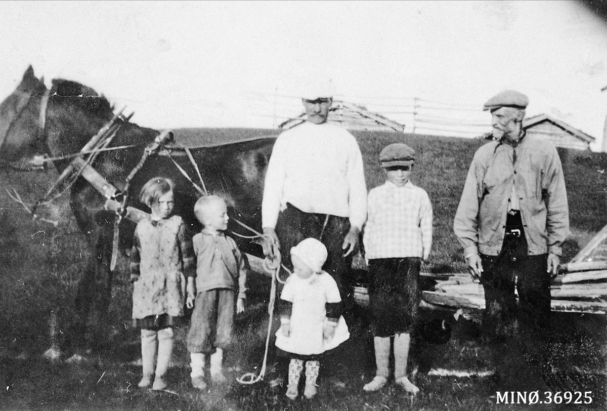 Slåttefolk på Broen nordre sommeren 1933