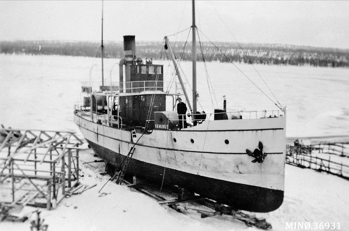 Båt, Fæmund II i vinteropplag i Synnervika 1945. 