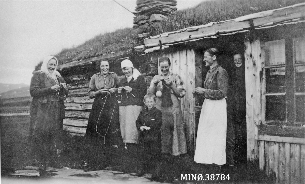 Gruppebilde. Personer på fjelltur. Budeier ved Gløta