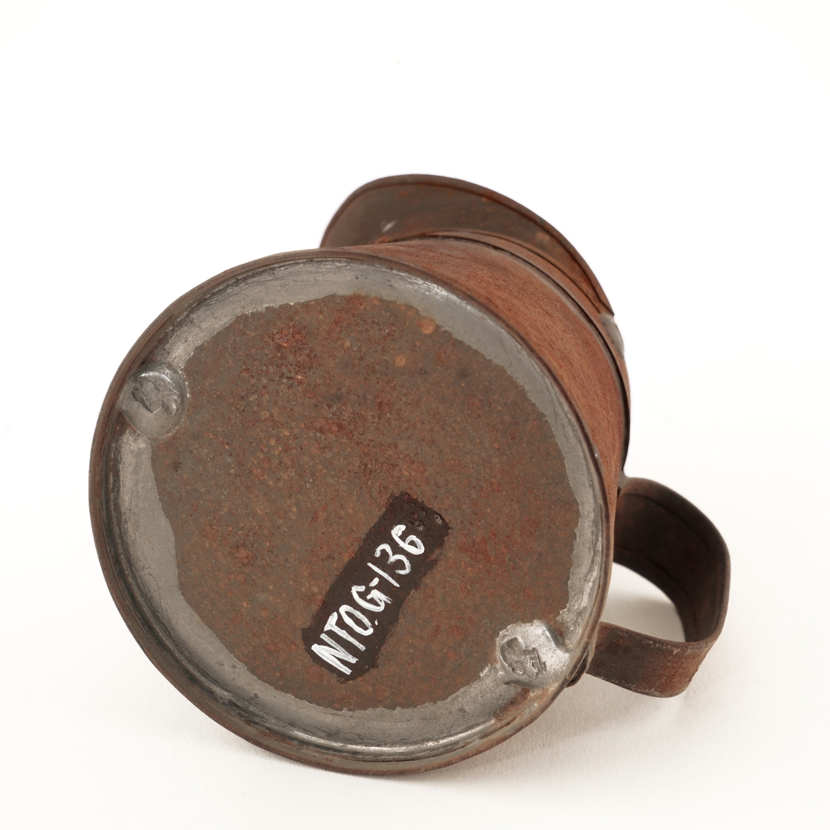 Hulmål av jern med hank. Rommer 2 dl.