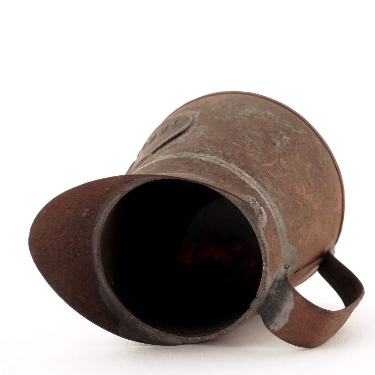 Hulmål av jern med hank. Rommer 2 dl.